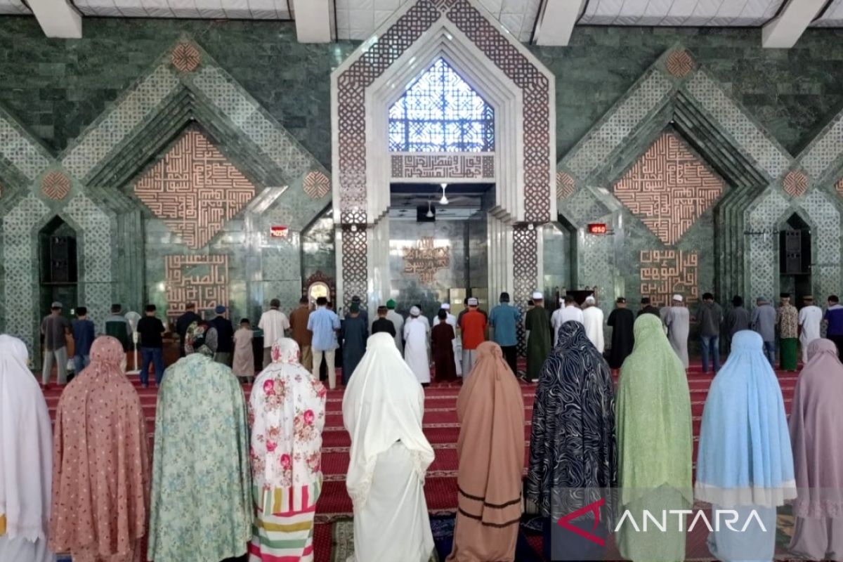 Seratusan warga Makassar menunaikan shalat gerhana matahari