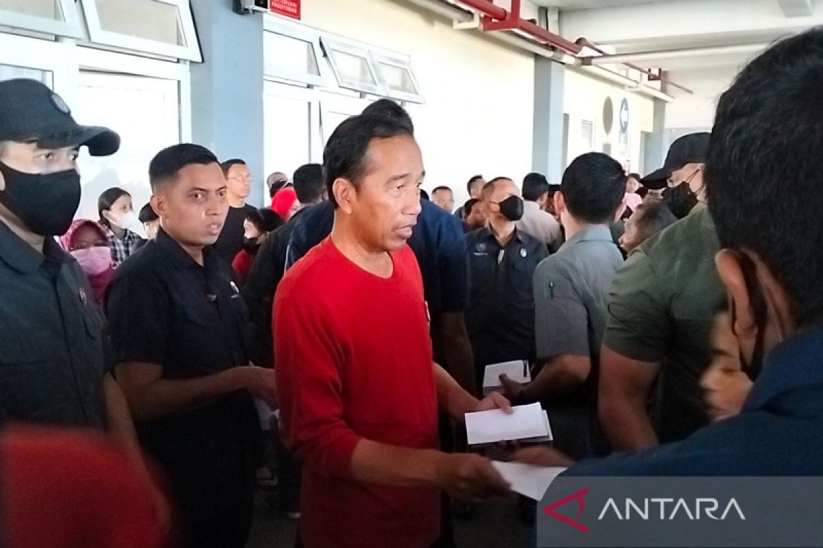 Presiden  Jokowi bagi sembako ke buruh gendong pasar di Solo