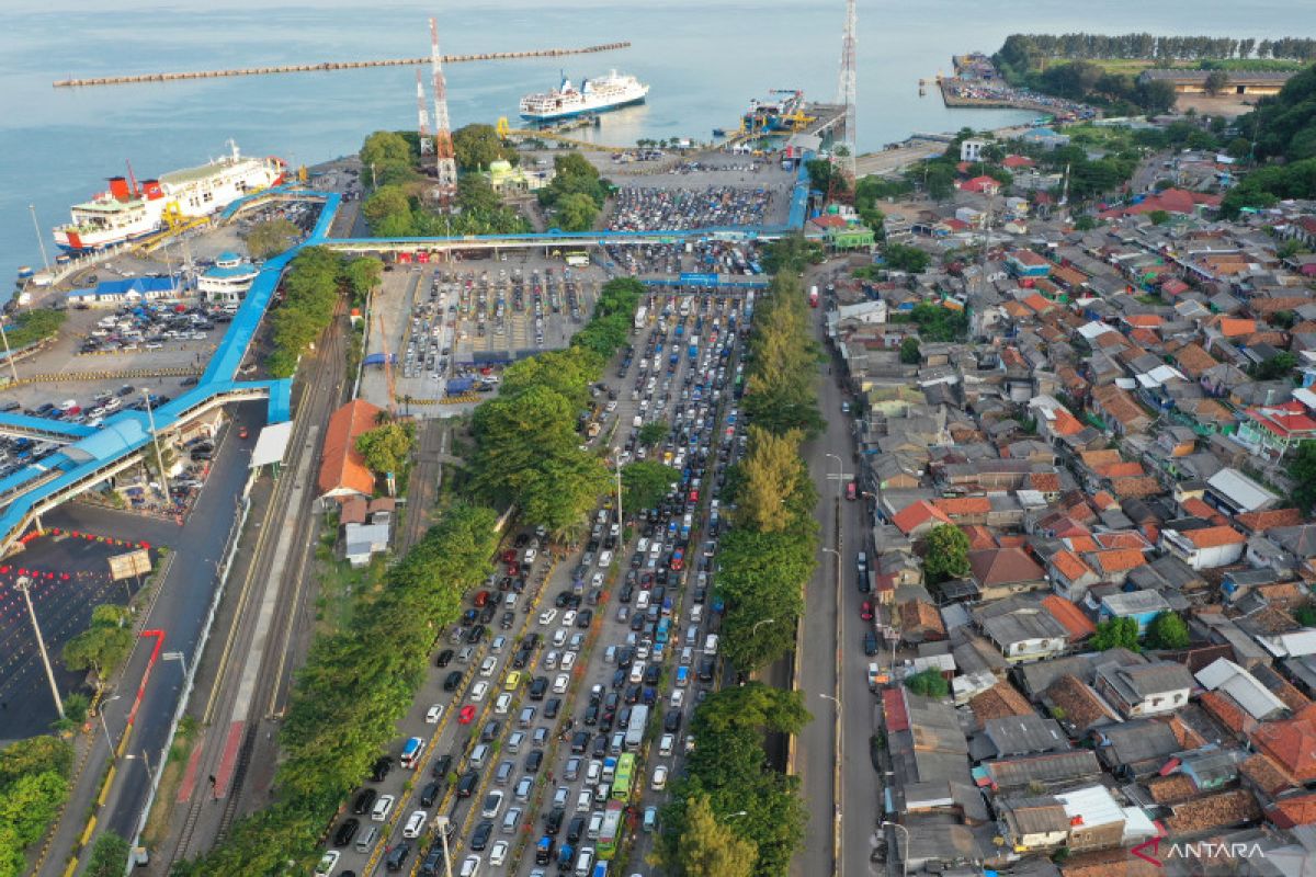 Mengurai arus mudik melalui penyeberangan Jawa menuju Sumatera