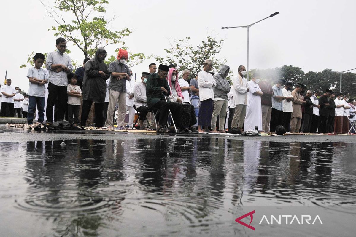 Mayoritas kota besar Indonesia turun hujan saat Idul Fitri