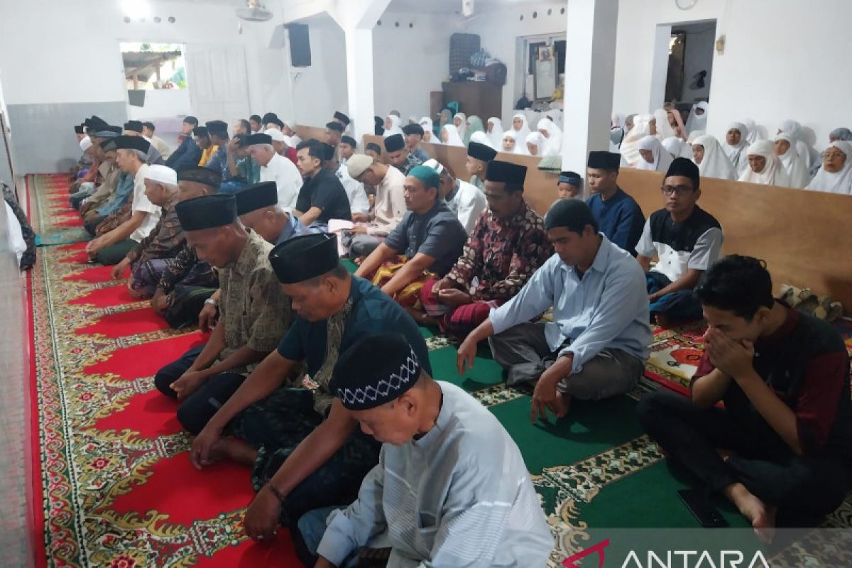 Jamaah Tareqat Naqsabandiyah Baitul Makmur Rayakan Idul Fitri