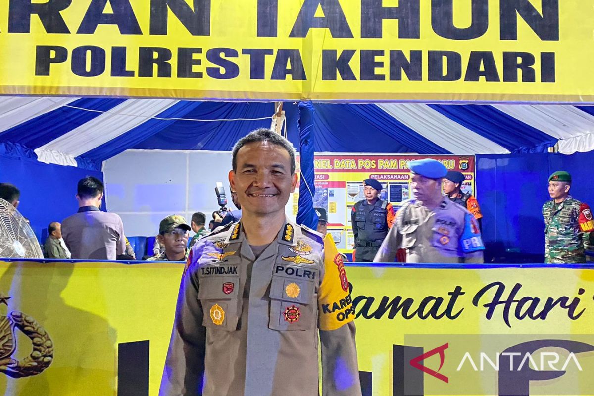 Wakapolda Sulawesi Tenggara kunjungi pos pengamanan malam takbiran di Kendari