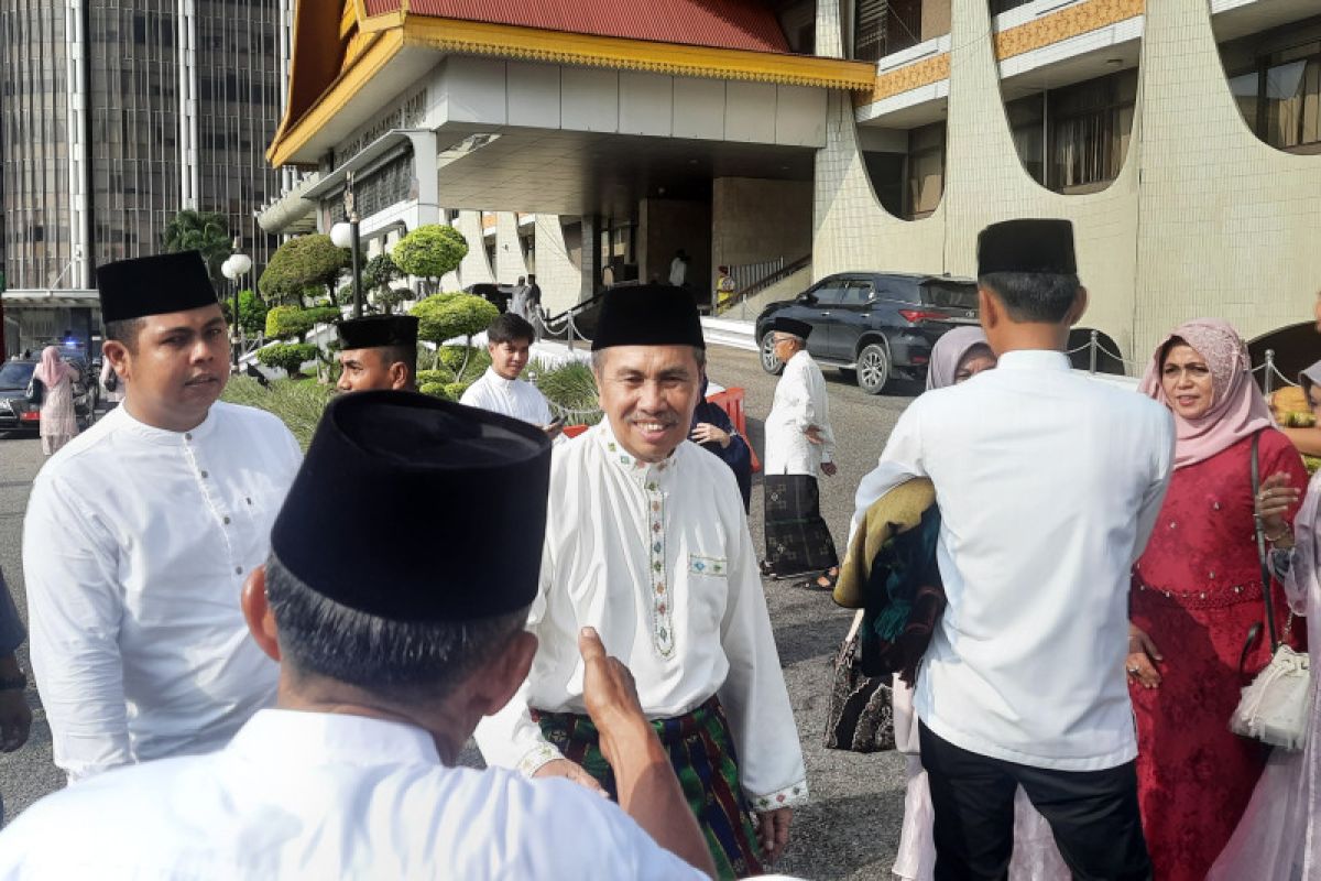 Gubernur Riau Syamsuar diserbu warga usai shalat Idul Fitri