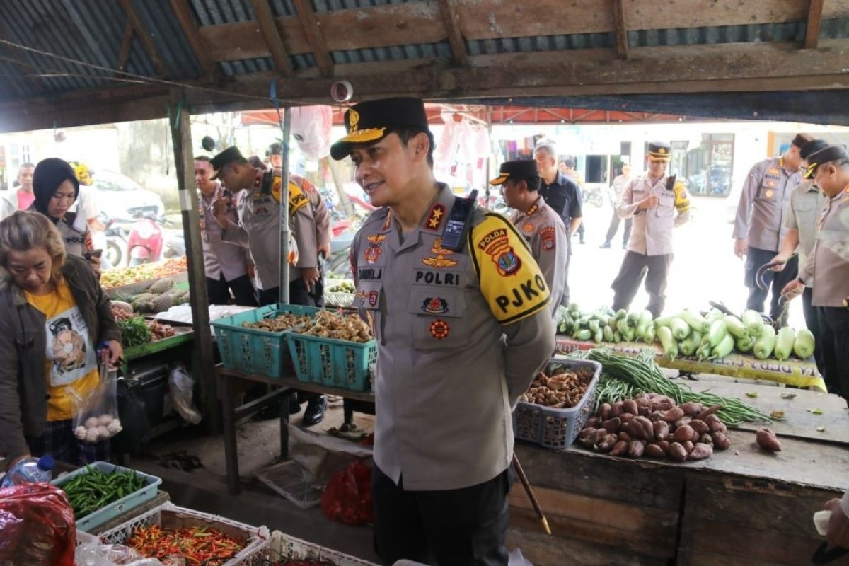 Jumat Curhat, Kapolda Kaltara cek ketersediaan sembako di Pasar Induk Tanjung Selor