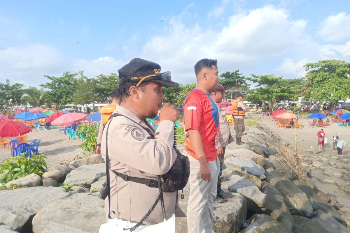 Warga Riau hanyut saat berenang di Pantai Padang di Libur Idul Fitri