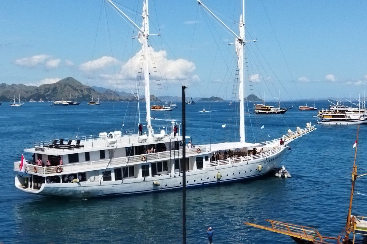 Jokowi gendong cucu naiki pinisi di Labuan Bajo