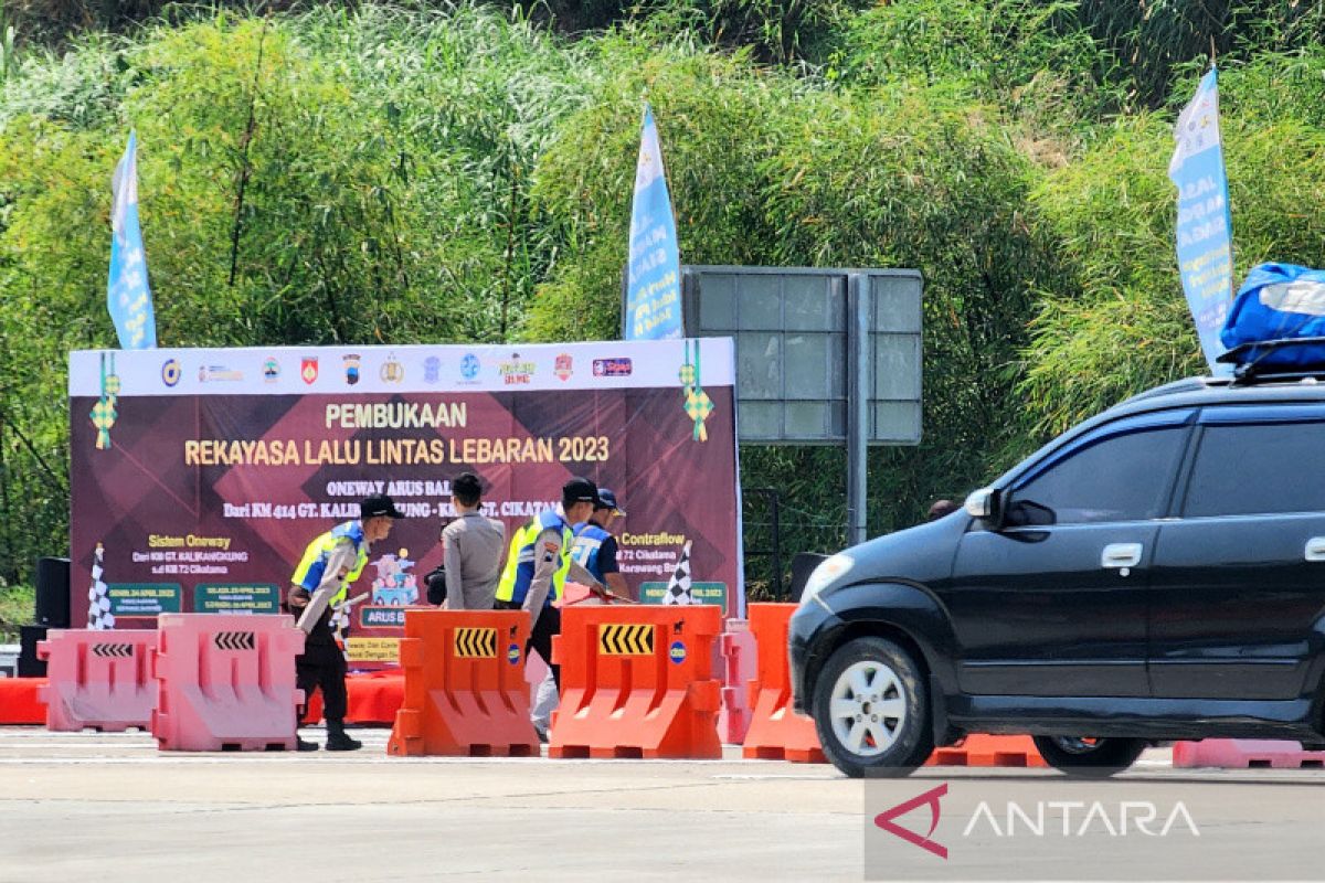 Jelang pemberlakuan satu arah, gerbang Tol Kalikangkung mulai disterilkan