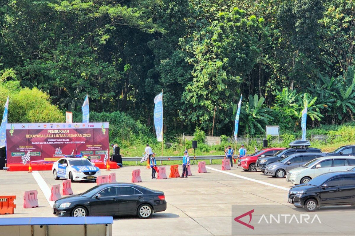 Pemudik pilih tunggu pembukaan satu arah di gerbang Tol Kalikangkung