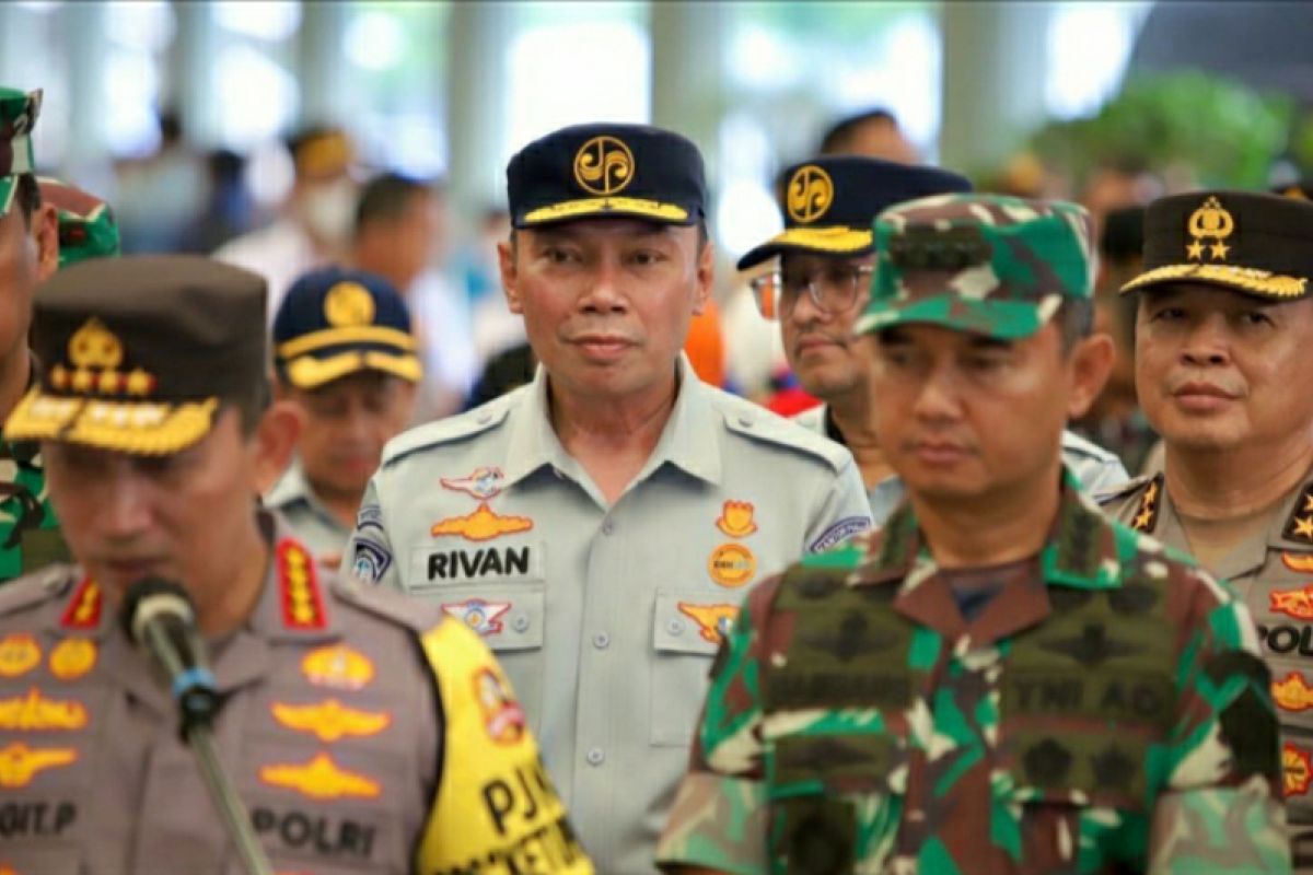 Dirut JR dan Kapolri tinjau pelaksanaan mudik di Stasiun Senen