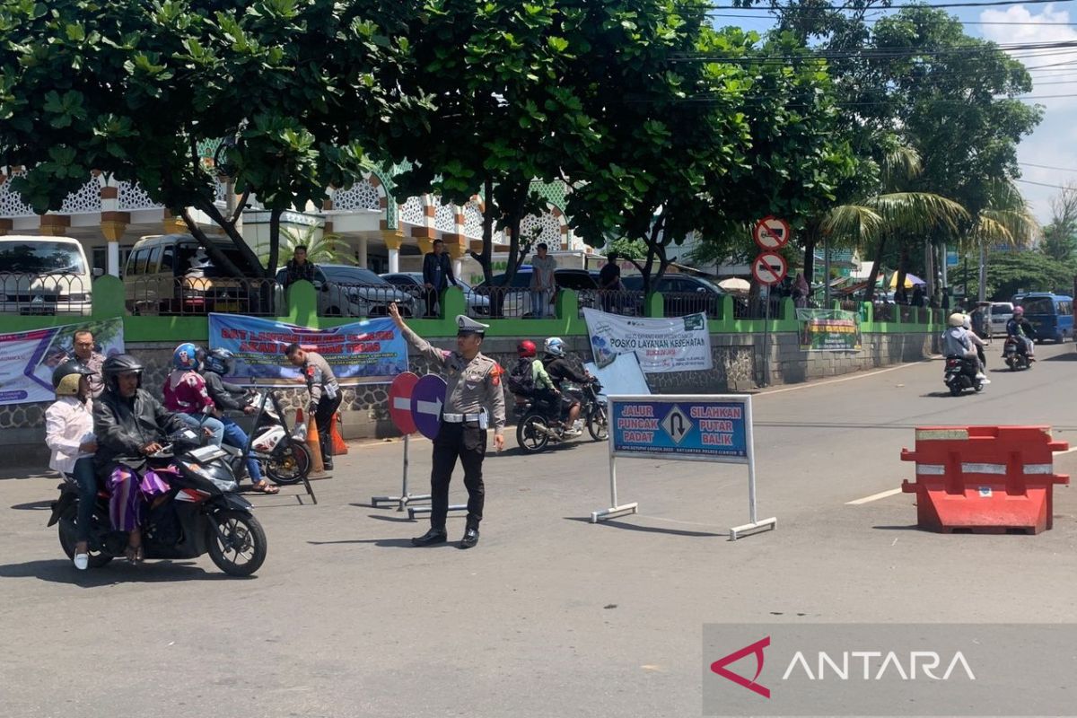 Jalur menuju Puncak dari arah Cianjur ditutup