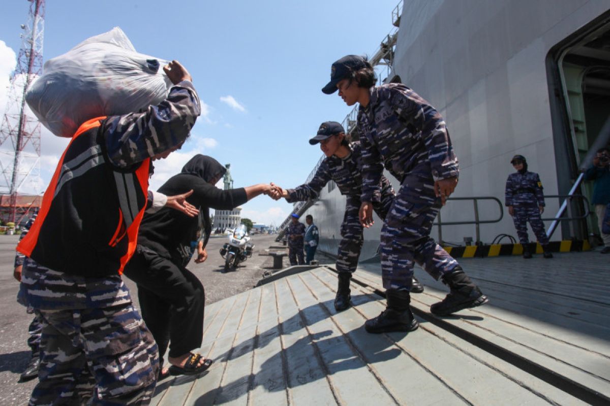 KRI Banjarmasin 592 mengangkut ratusan pemudik balik tujuan Jakarta