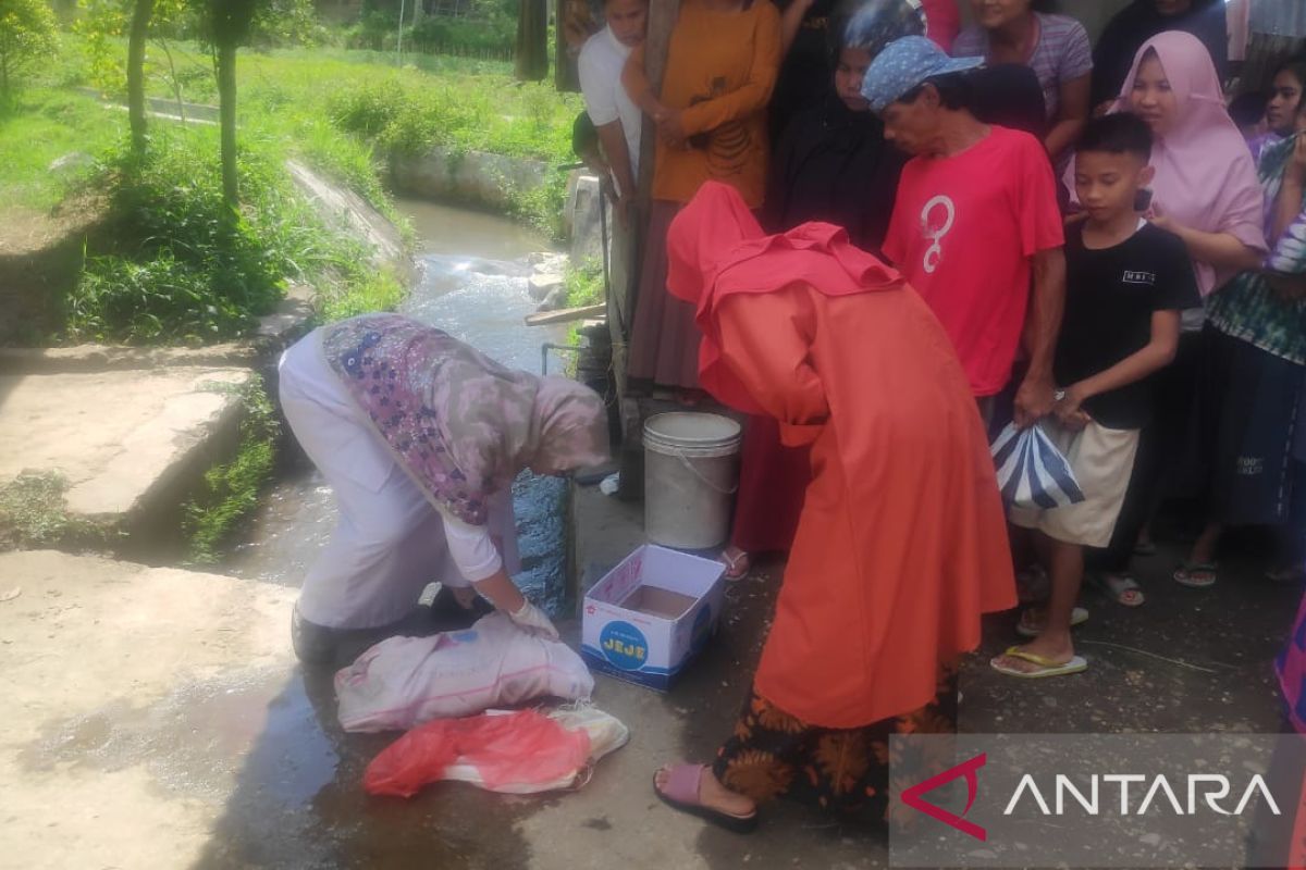 Penemuan mayat bayi dalam selokan gegerkan masyarakat Solok