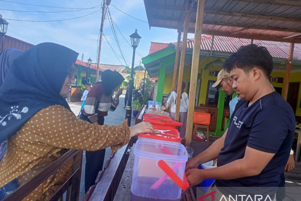 Wisatawan lokal hingga mancanegara berburu air dohot di Pulau Penyengat