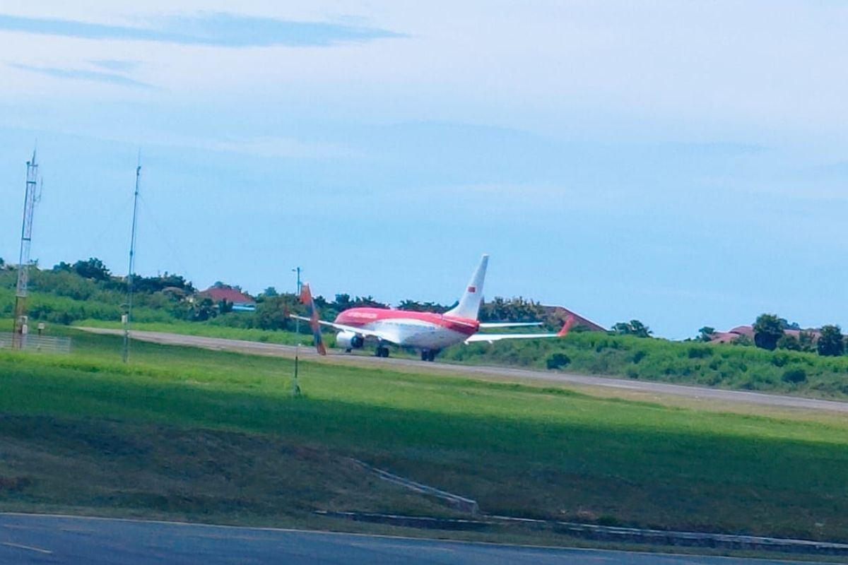 Presiden Jokowi dan keluarga lepas landas dari Labuan Bajo ke Solo