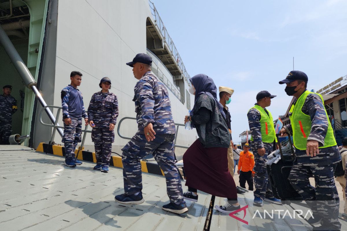 263 pemilir dari Semarang ke Jakarta naik KRI  Banjarmasin