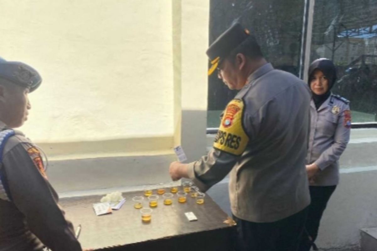 Polres Mamuju tes urine personel usai libur Lebaran 1444 H