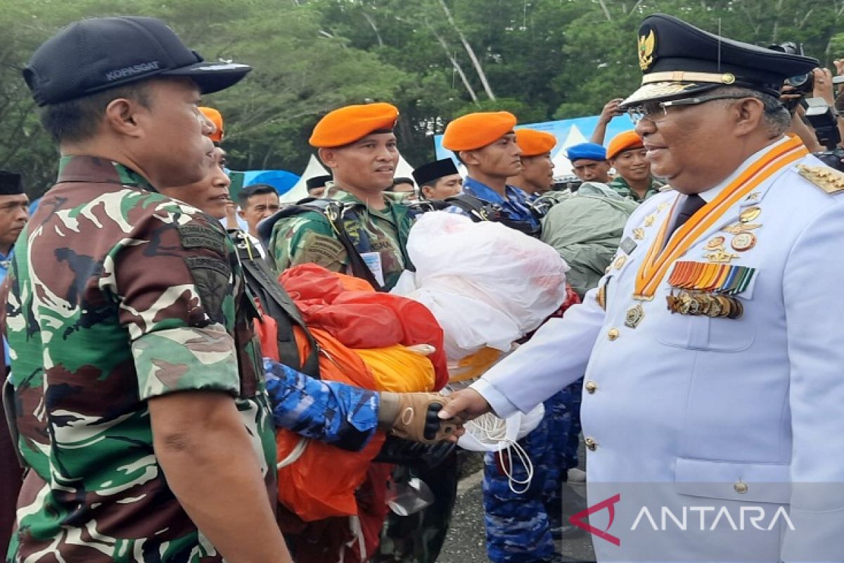 Sebanyak lima penerjun ramaikan puncak HUT ke-59 Provinsi Sultra