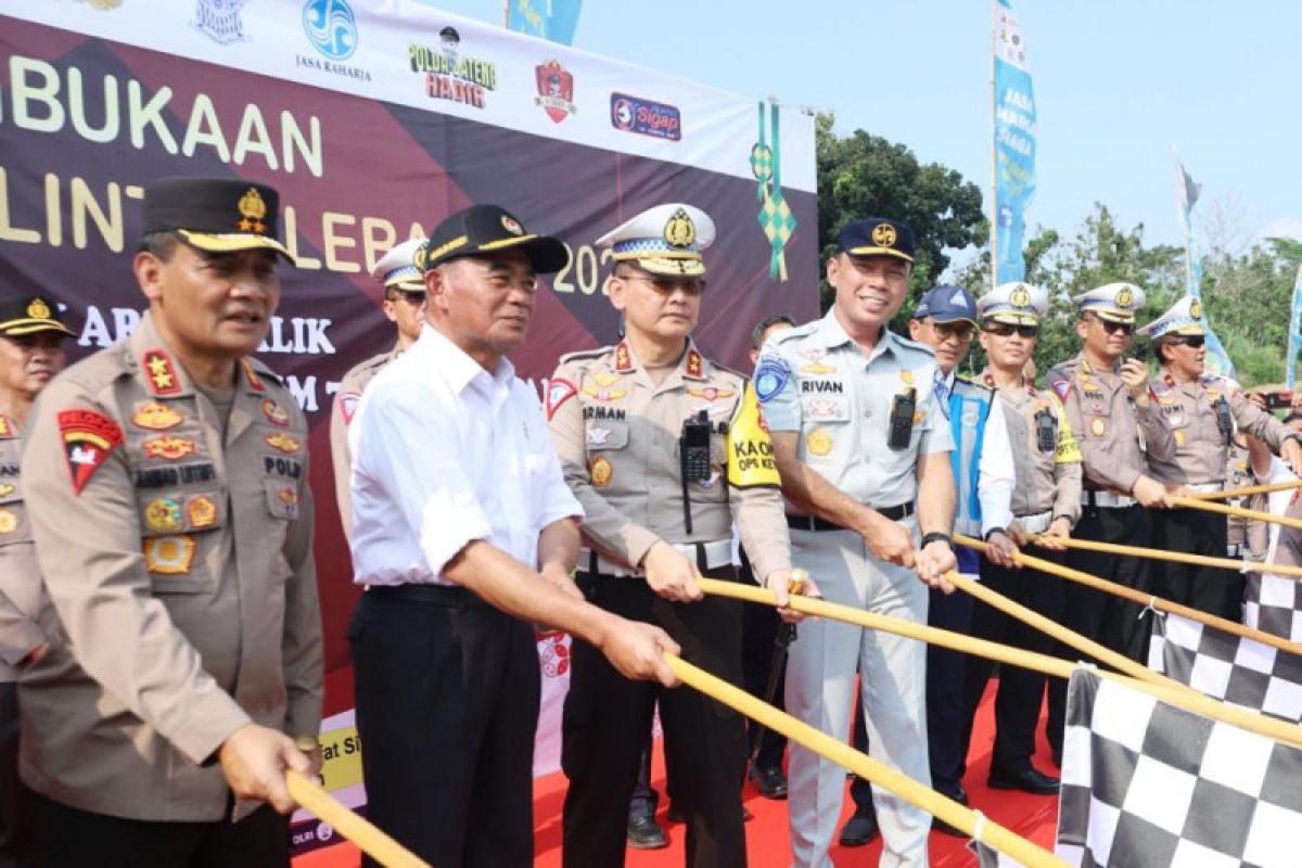 Menko PMK, Kakorlantas Polri dan Dirut Jasa Raharja gelar pelepasan mudik balik One Way di Gerbang Tol Kalikangkung