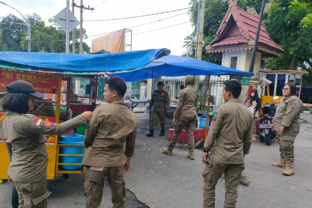 Satpol PP Pekanbaru tertibkan PKL di jalan protokol