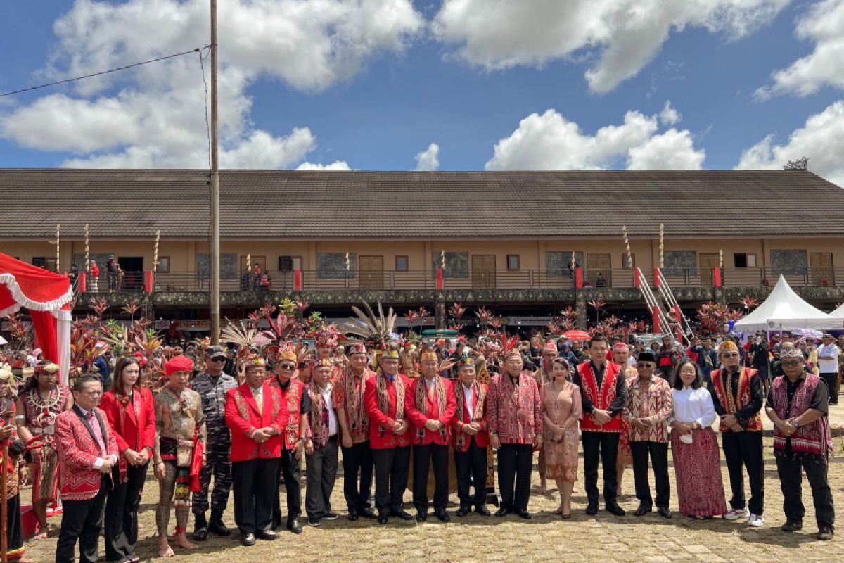 Masyarakat Dayak Kalbar melestarikan ritual Naik Dango