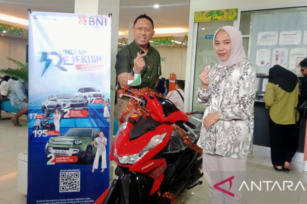 Warga Baubau mendapat undian sepeda motor program RejekiBNI #GakPakeNanti