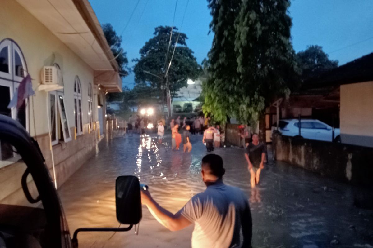 Kampung di Kota Praya Lombok Tengah dikepung banjir