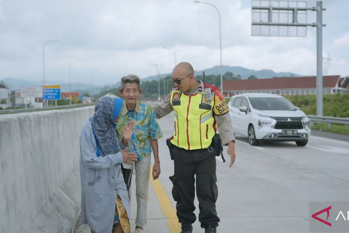 Kakek nenek berjalan kaki di pinggir tol karena rindu cucu, akhirnya?