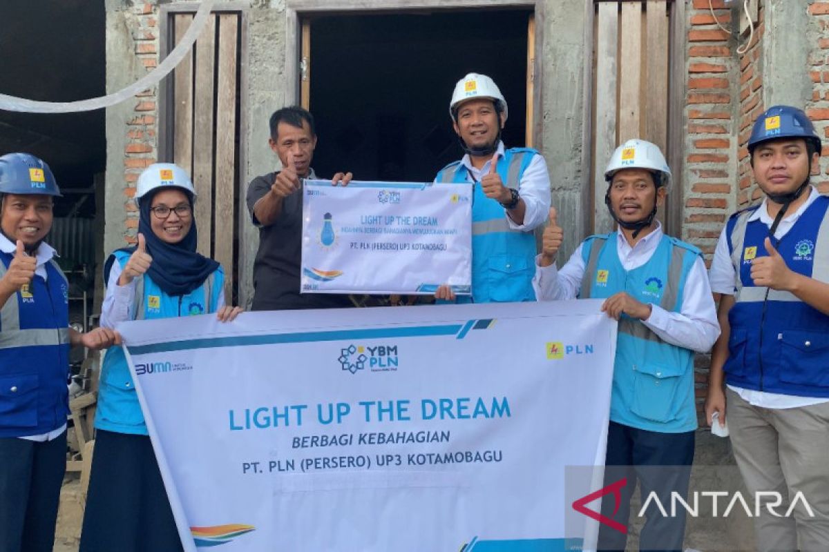 PT PLN sambungkan listrik gratis keluarga kurang mampu di Suluttenggo