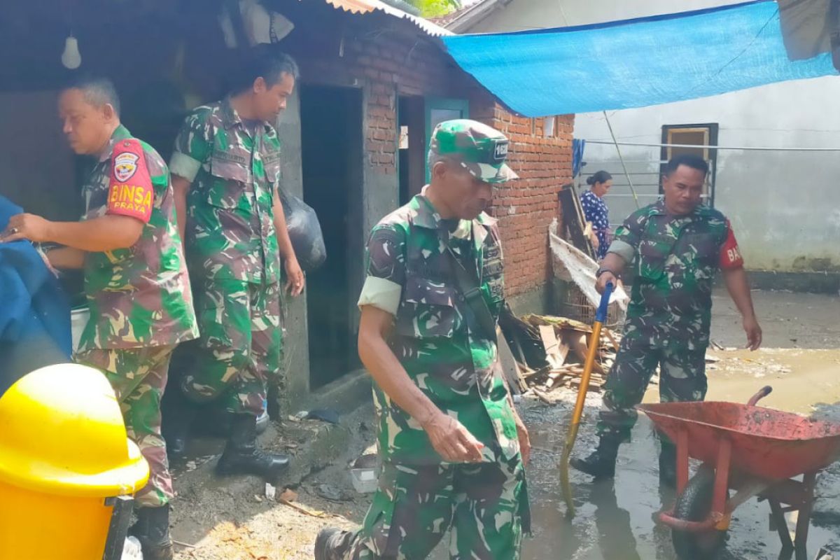 TNI membantu korban banjir Lombok Tengah membersihkan sisa genangan