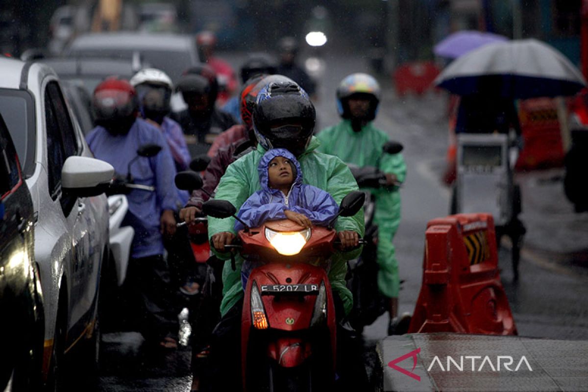 Peringatan-Cuaca-Ekstrem-Jelang-Pergantian-Tahun-311222-ysw-1