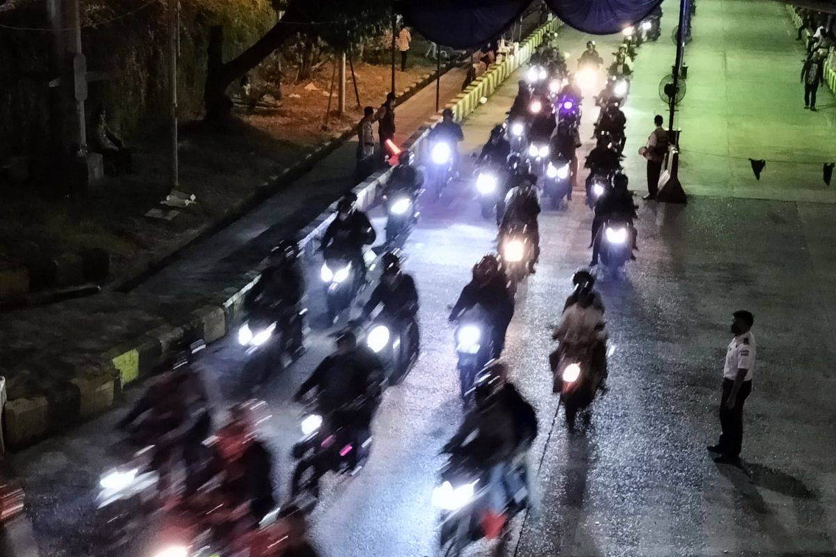 Pelabuhan Bakauheni dipadati ribuan kendaraan bermotor pada H+7 malam