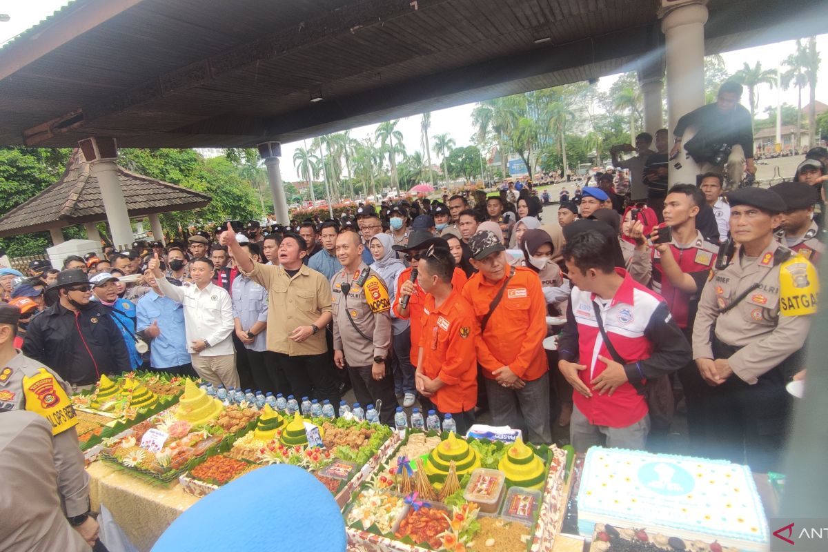 Gubernur Sumsel dan ribuan buruh potong tumpeng saat demo