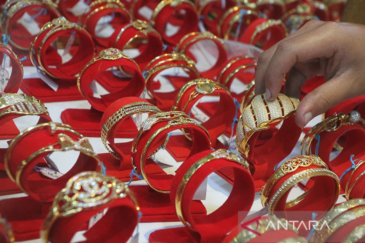 Harga emas turun Rp12 ribu jadi Rp1,401 juta per gram