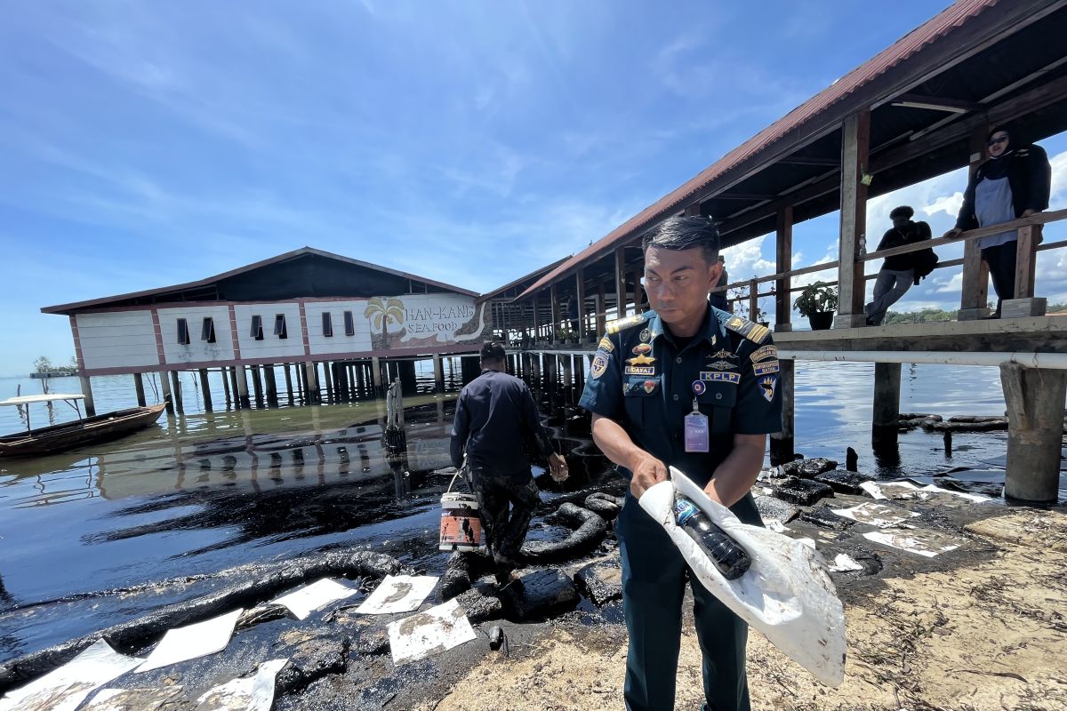 Perairan Batam tercemar limbah hitam, nelayan Batam khawatir banyak ikan mati