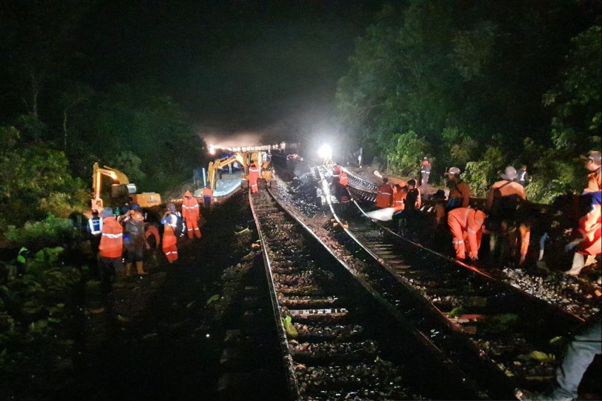 KAI lanjutkan perbaikan jalur rel amblas  di Negeri Agung