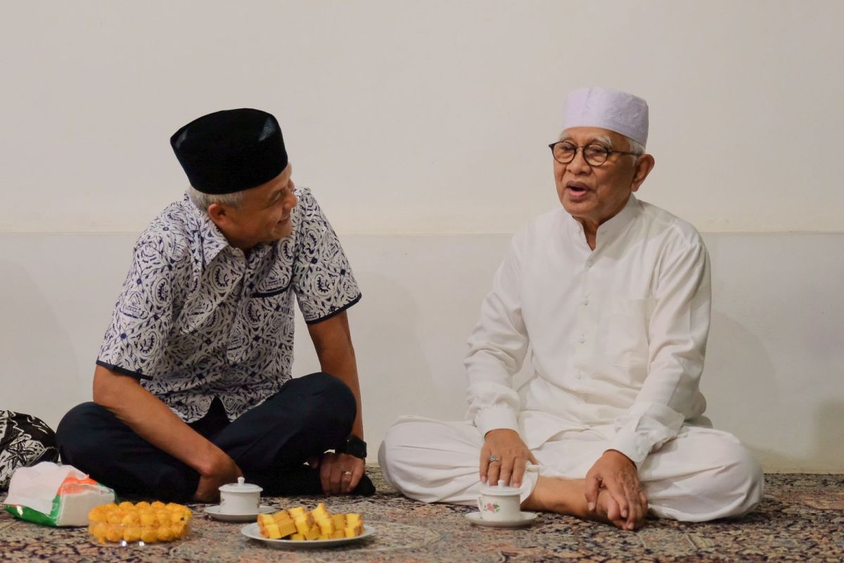 Ganjar Pranowo  bersilaturahmi dengan Gus Mus di Rembang