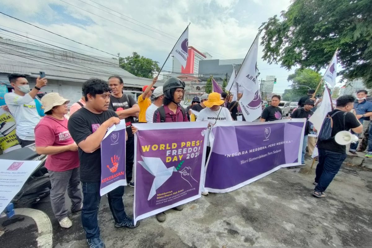 Peringati WPFD AJI Manado gelar aksi damai