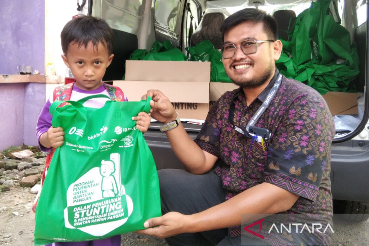 Keluarga rentan stunting di Kudus terima bantuan pangan