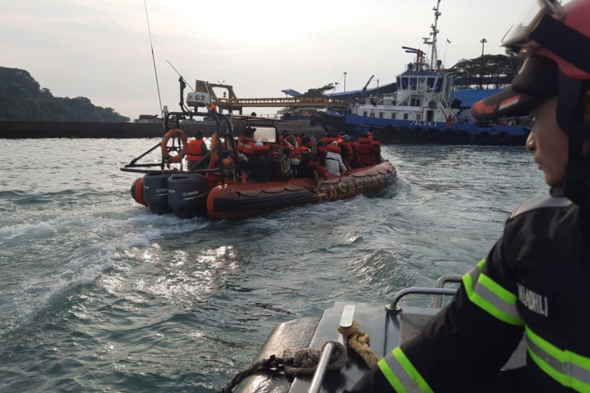 Sebuah kapal penyeberangan Merak-Bakauheni terbakar