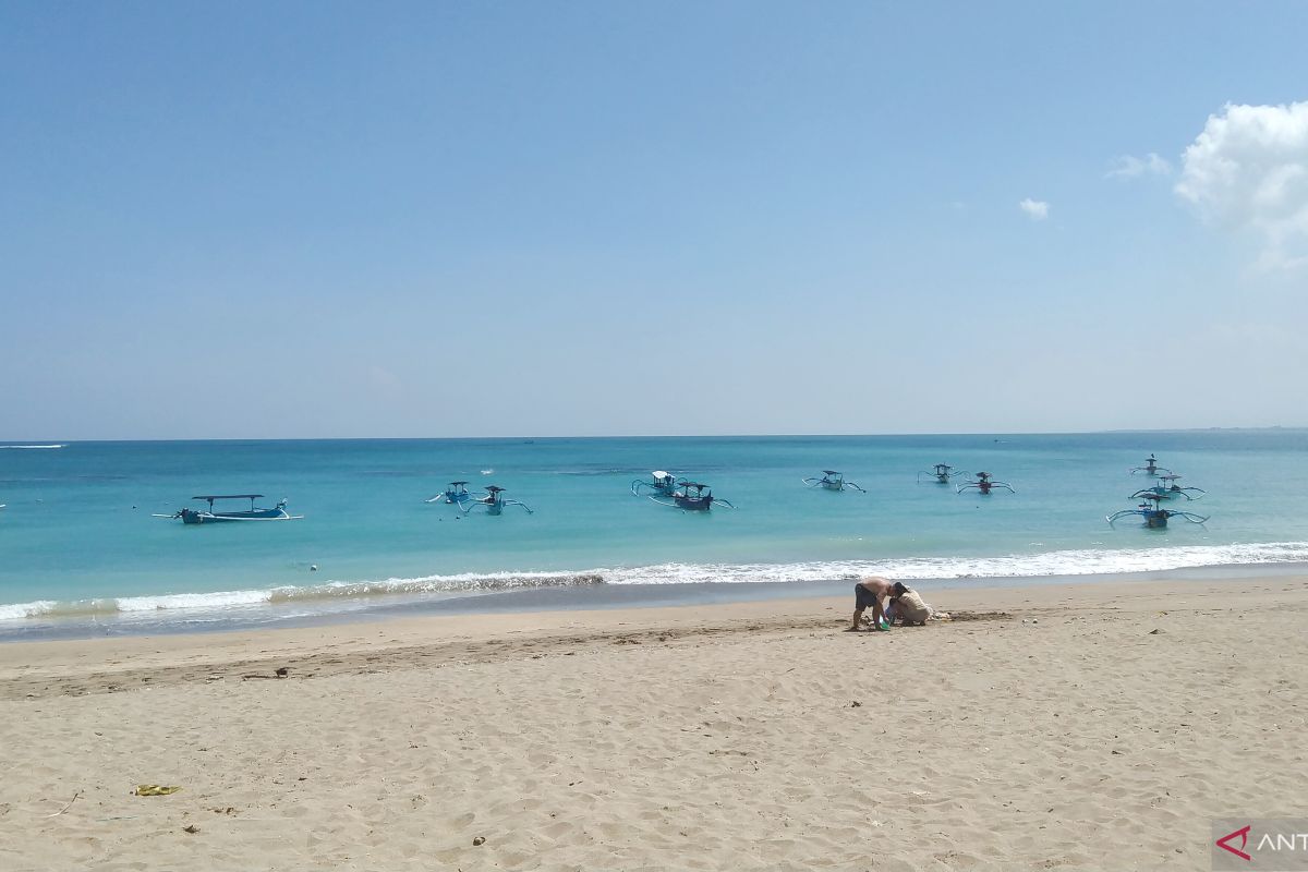 Waspadai tinggi gelombang laut 4 meter di Selat Badung Bali