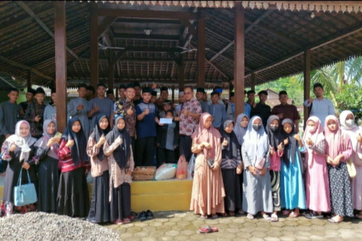 SMK NU 05 Kaliwungu Selatan berbagi di panti asuhan dan ziarahi makam ulama