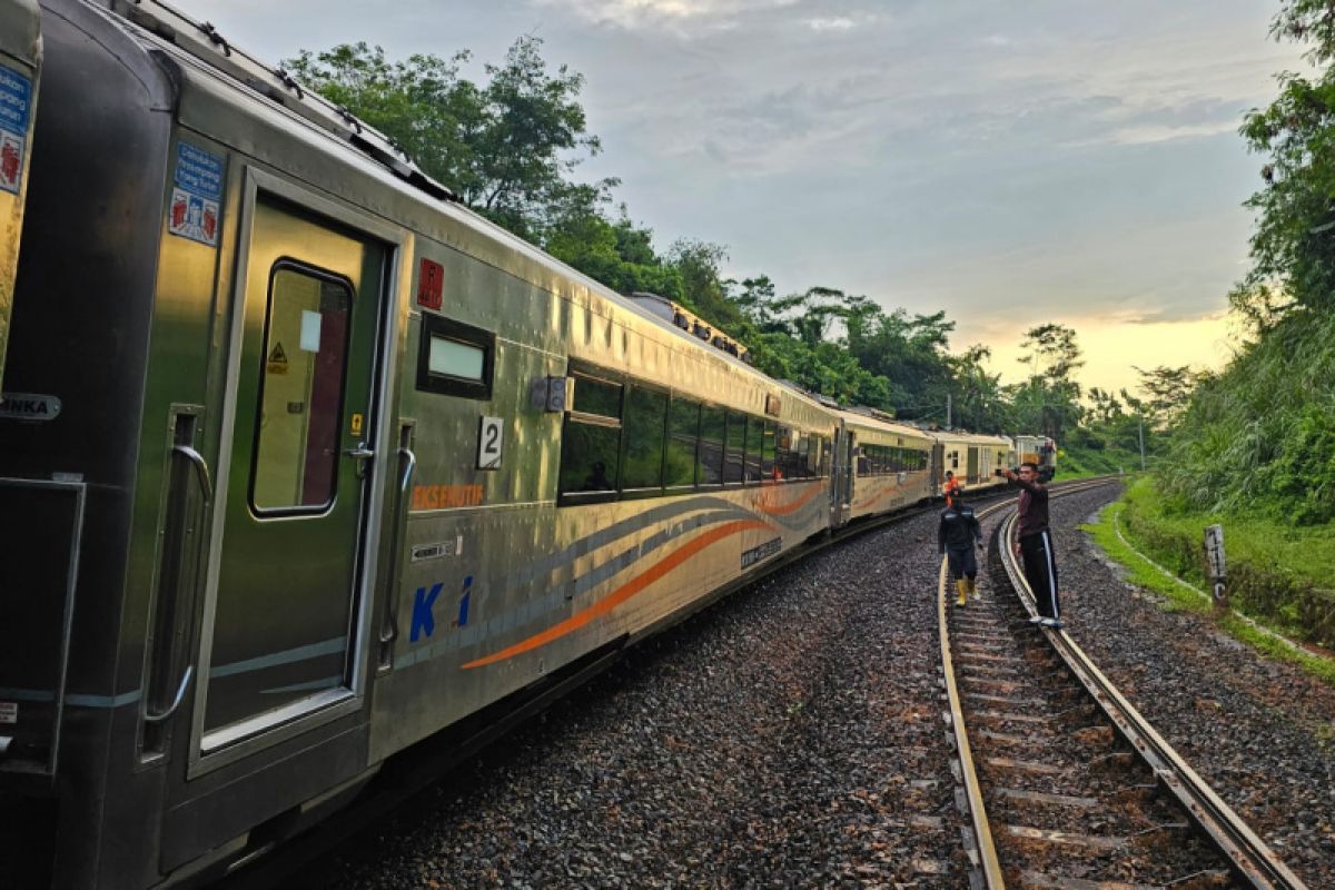 Longsor di Purwakarta, dua KA tujuan Bandung-Semarang terlambat