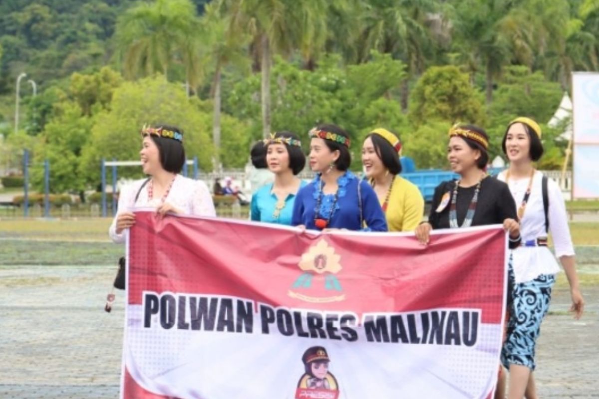 Polwan dan Bhayangkari meriahkan parade perempuan berkebaya di Malinau