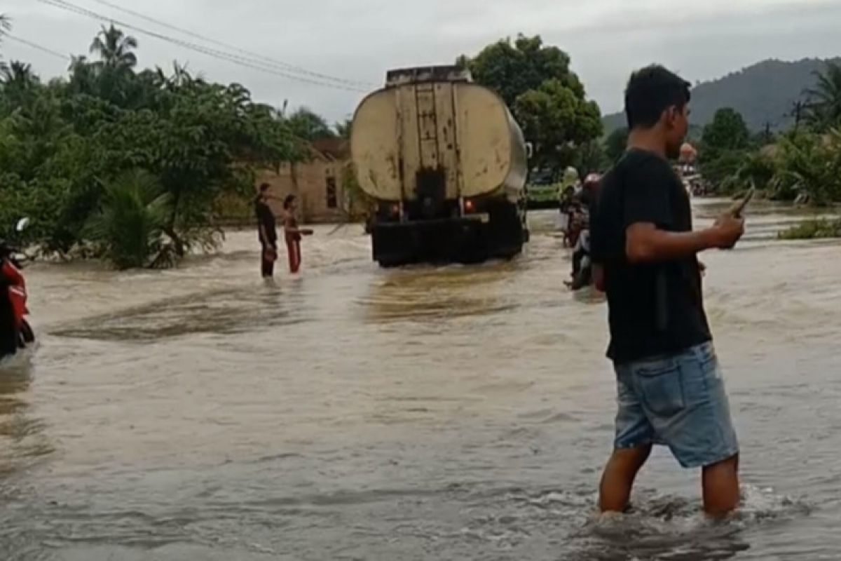 Jalan nasional di Palembayan, Agam terendam banjir dampak hujan (Video)