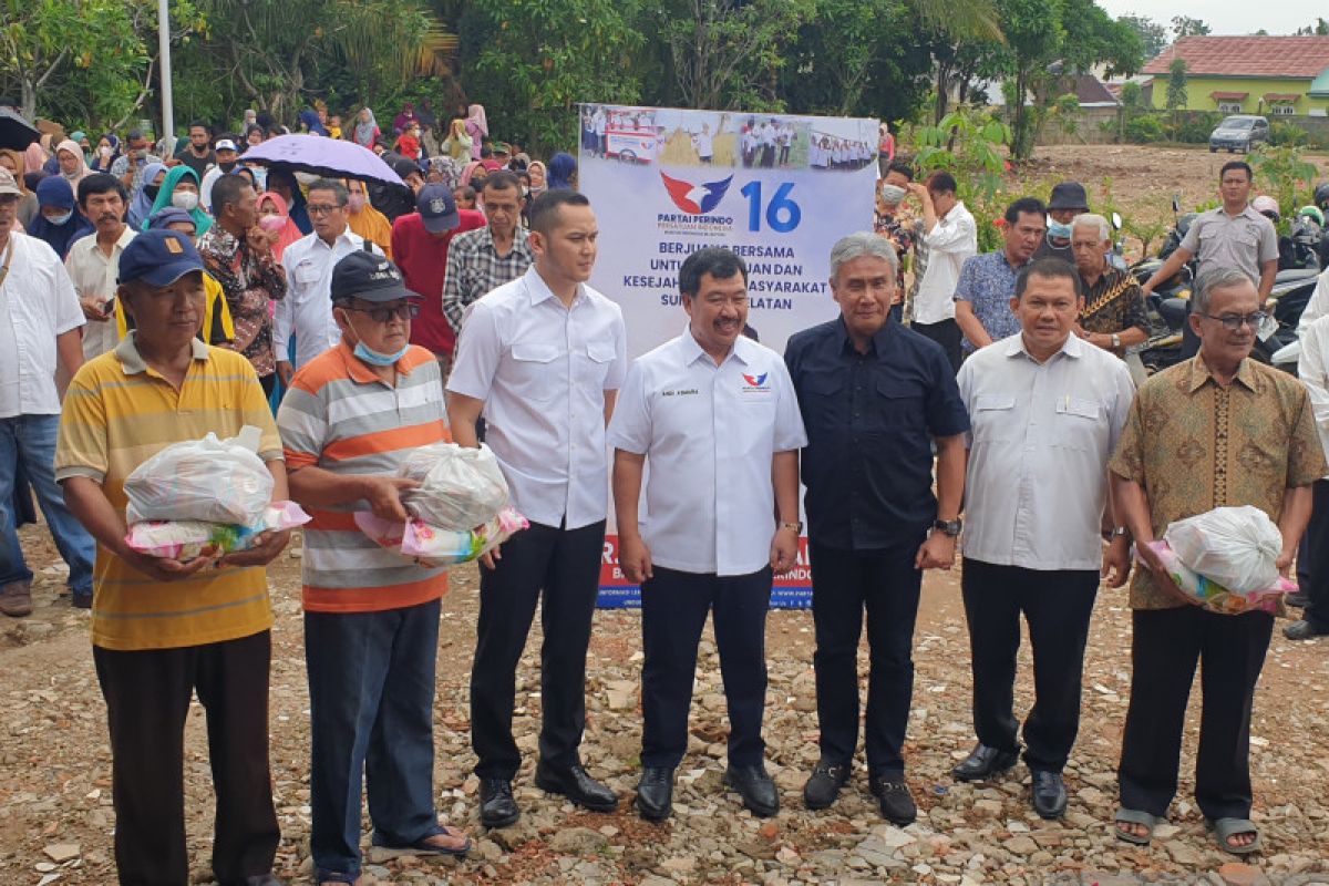 Perindo bagikan 1.000 paket beras kepada  warga Palembang