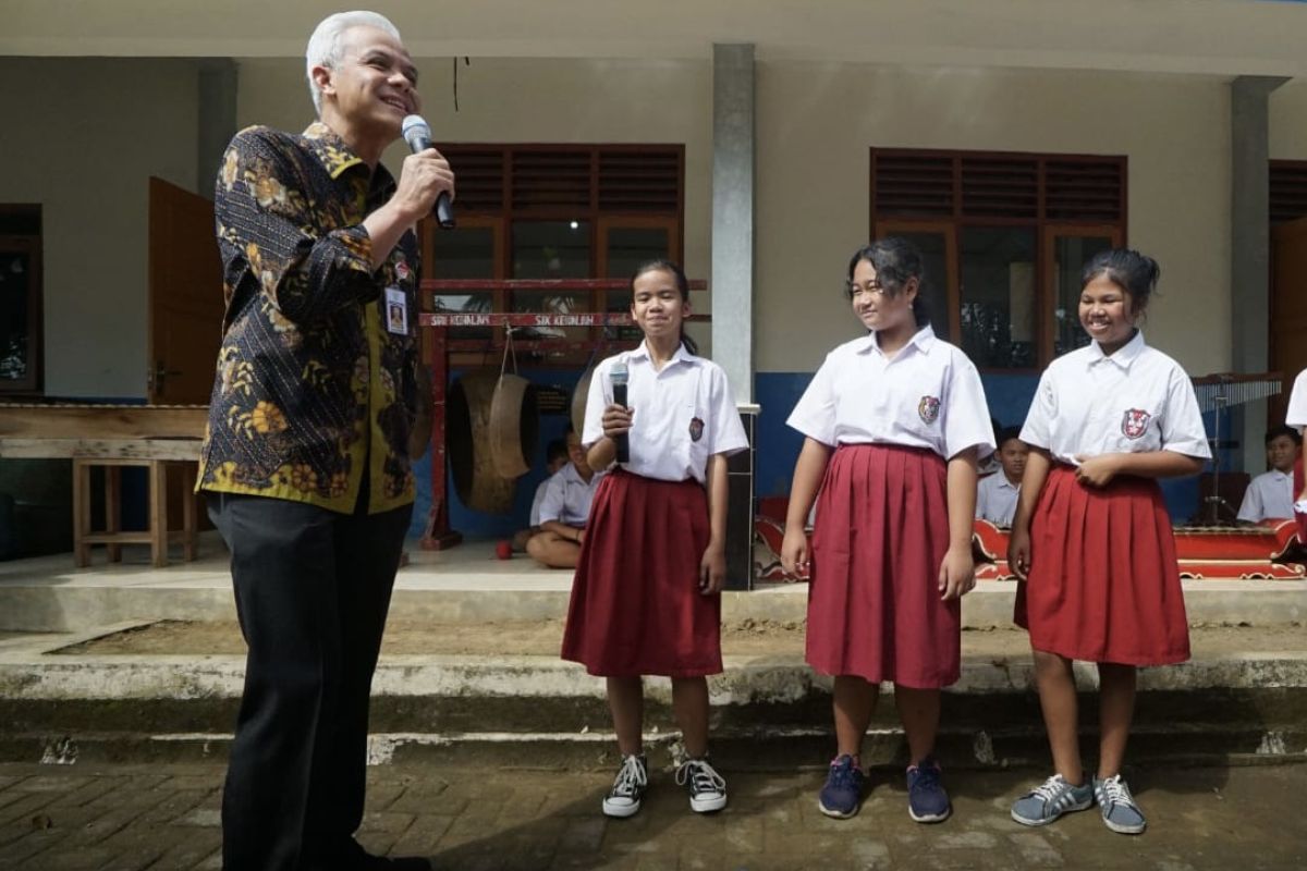 Ganjar kunjungi SD Kanisius Magelang , temui tiga siswi yang bersurat kepadanya