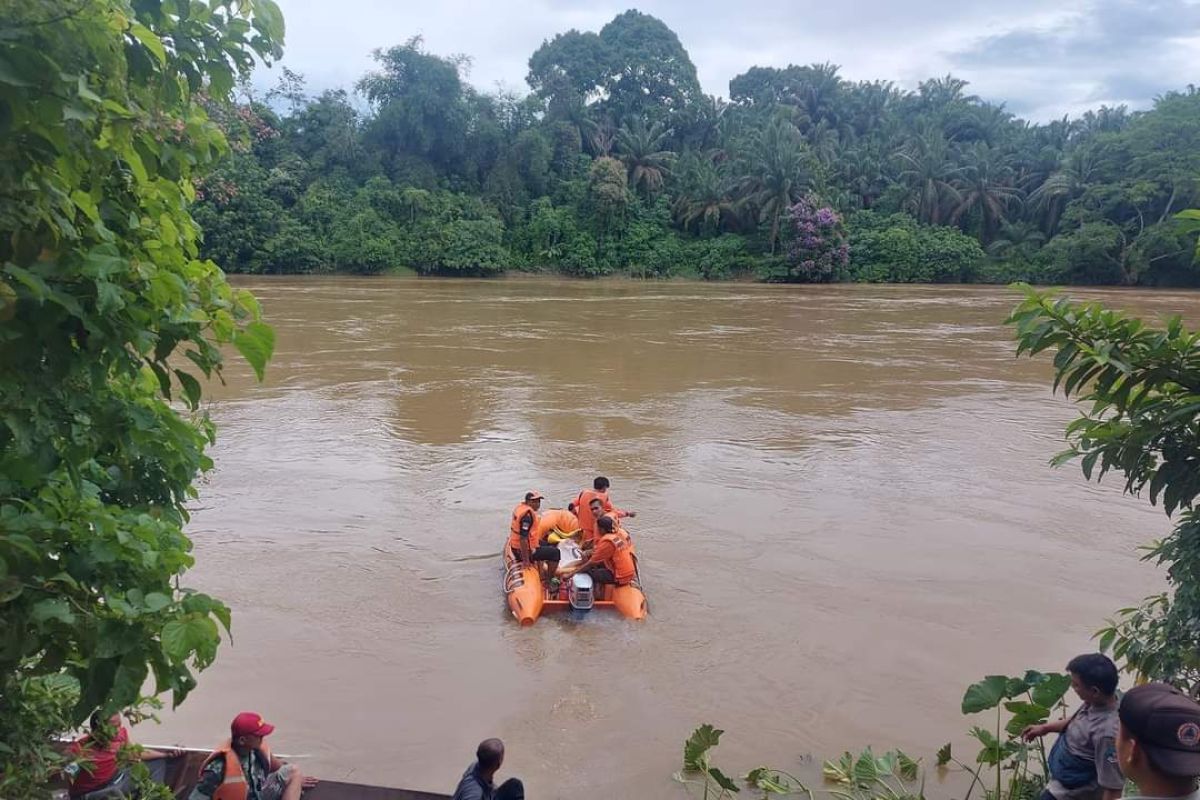 Kerahkan perahu karet, BPBD Dharmasraya cari korban terjun Sungai Batanghari