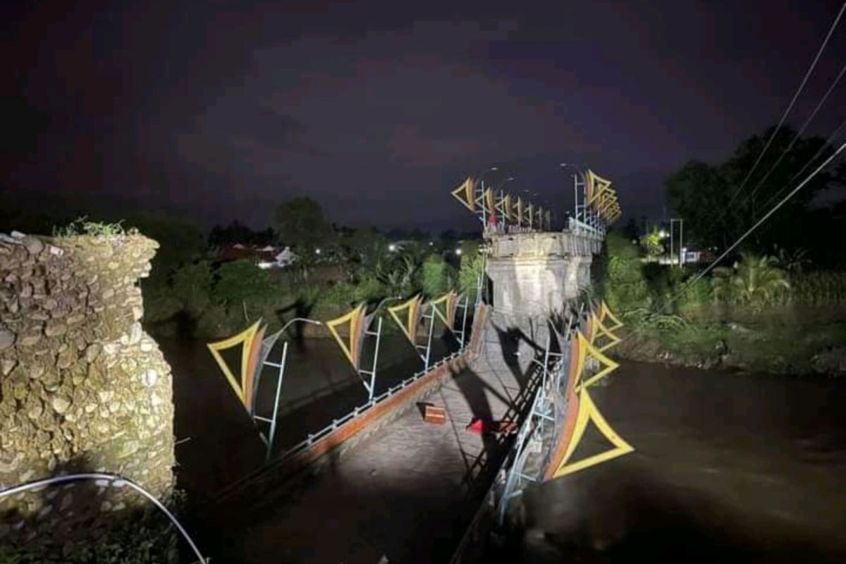 Dua jembatan di Padang Pariaman ambruk akibat cuaca ekstrem