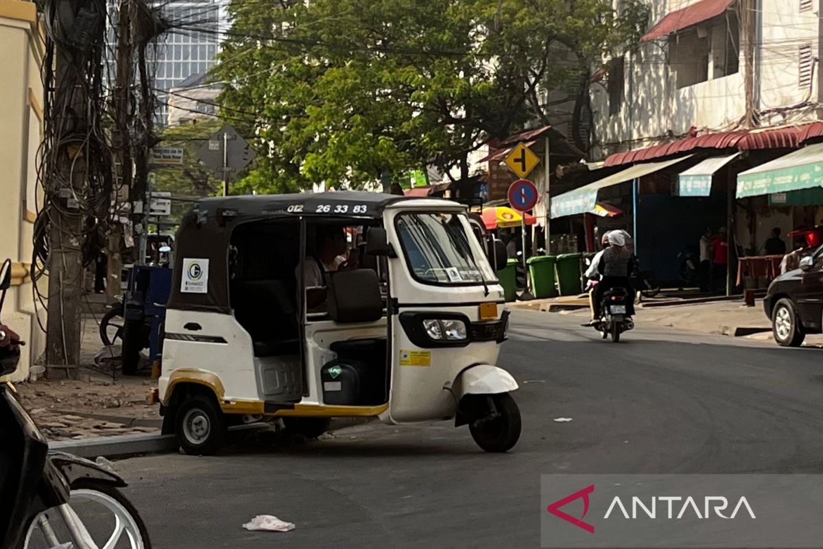 Menjelajahi Phnom Penh dengan transportasi tradisional