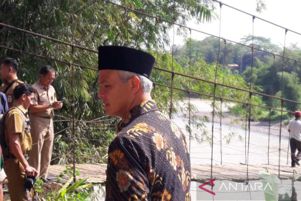 Ganjar tinjau kesiapan pembangunan jembatan Ngembik di Magelang